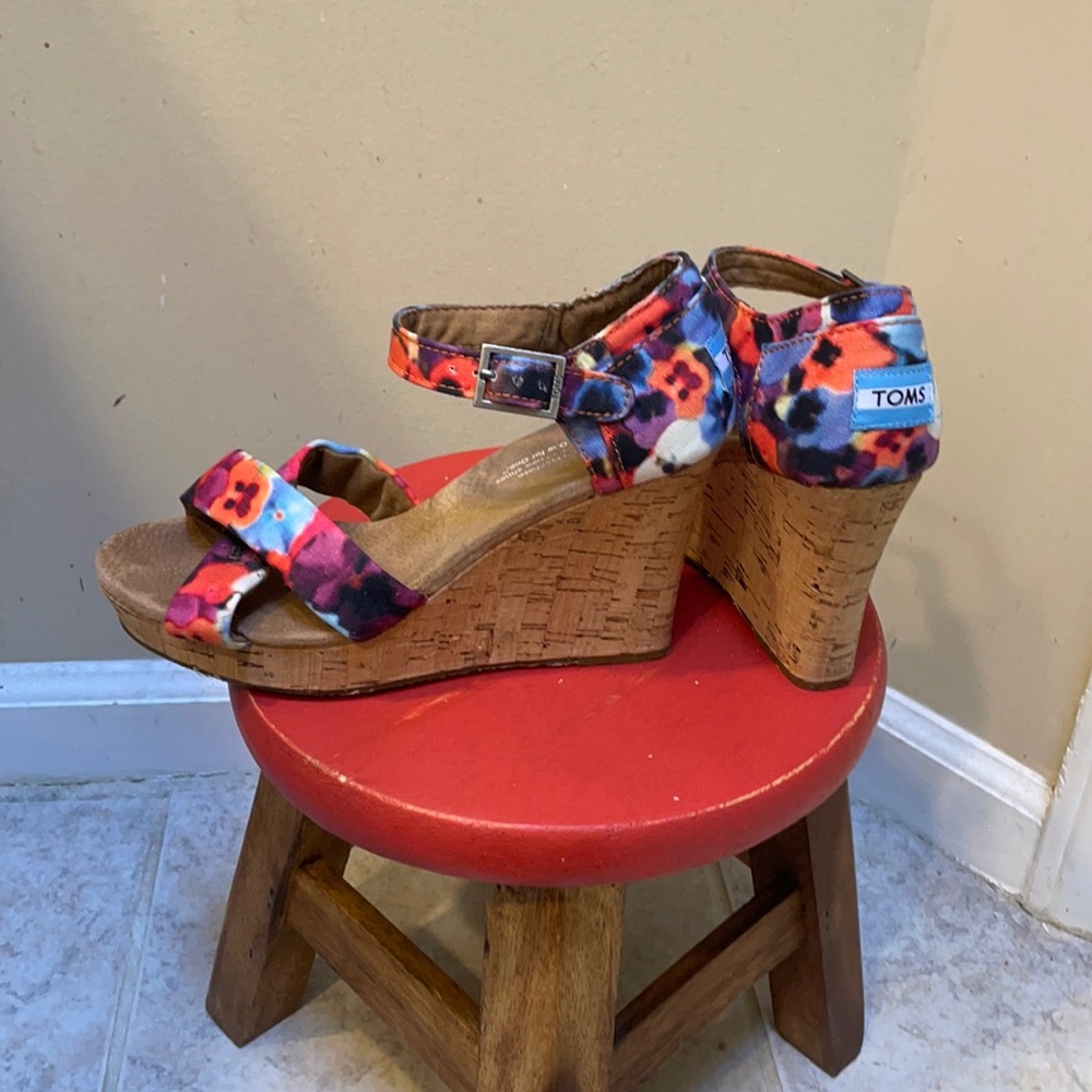 Tom’s size 7 wedge floral heel